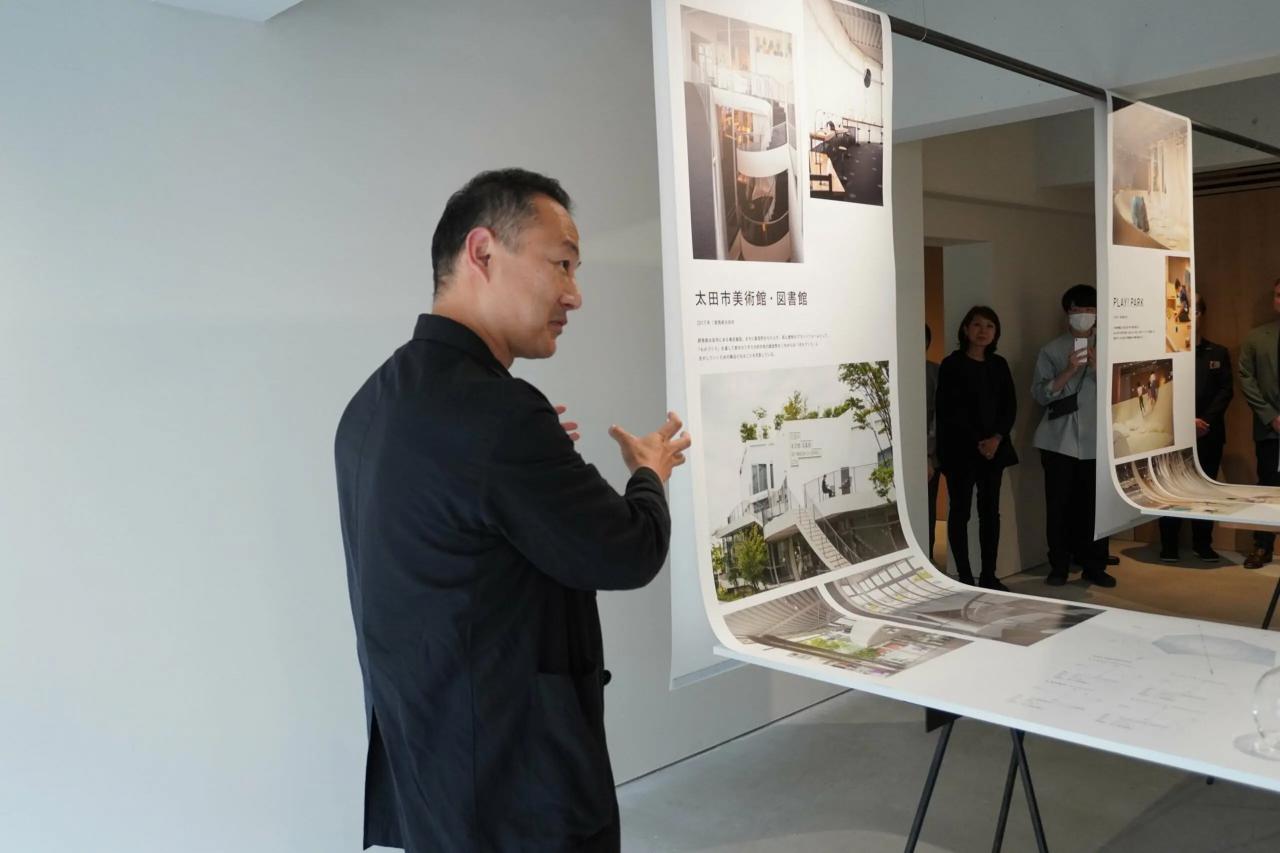 「建築のための香り展」内覧会にて芦沢さんのトークの様子