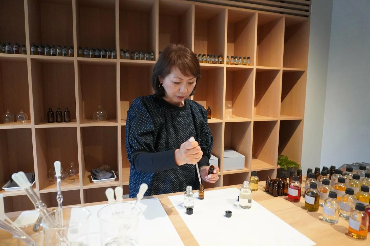 「建築のための香り展」ワークショップ体験にてセンティングデザイナーのミニーニョK真澄さん