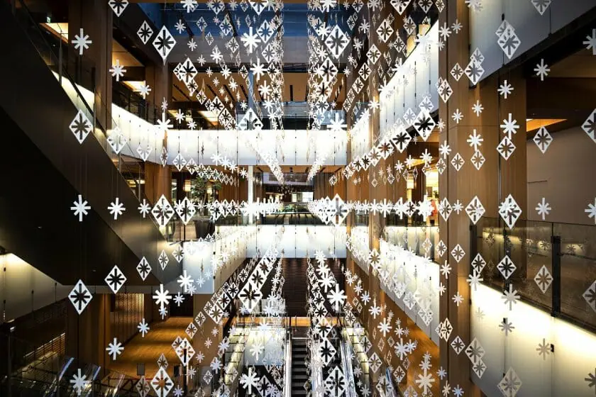 nendoによる光と空気をモチーフにしたクリスマス装飾「Glitter in the air」が、東京ミッドタウンに登場